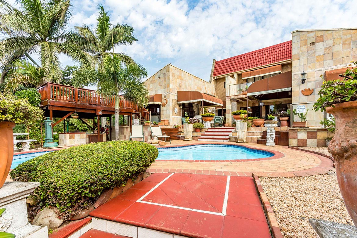 View of the pool and Facilities